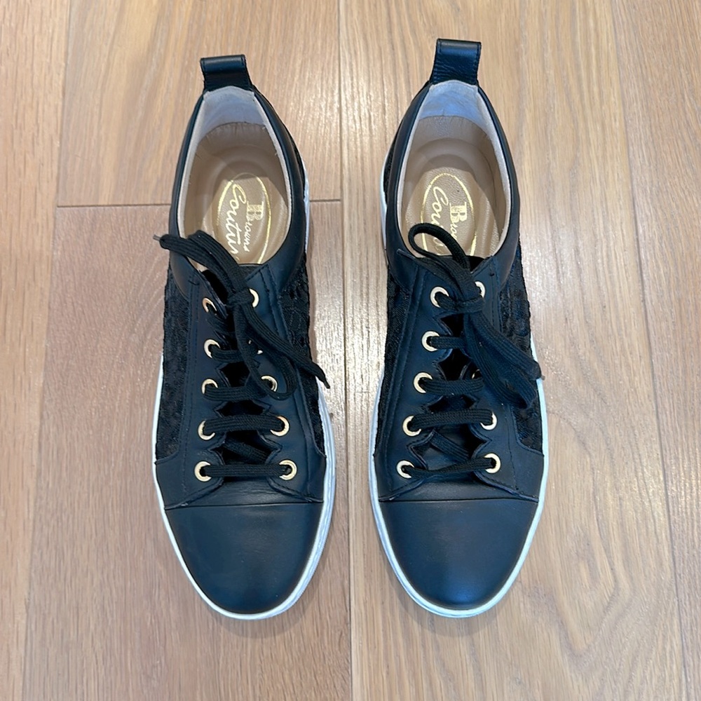 Black and white lace and leather detail sneaker. Super comfortable,great looking